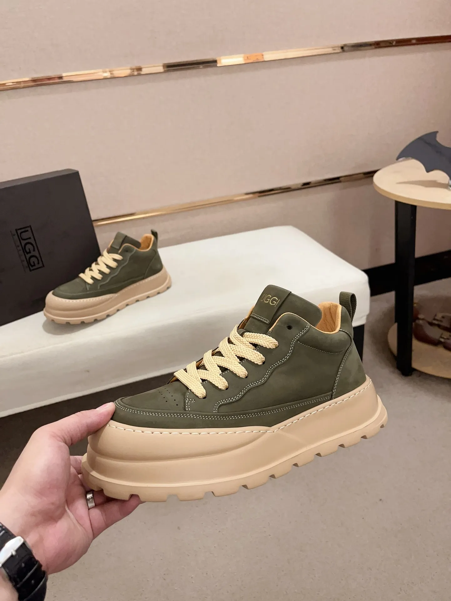 Factory price: 800💰North American men's shoes Ugg ☃️In the special sale of new high-quality men's shoes snow boots in autumn and winter, the nemesis of extreme cold weather! Made of cowhide leather, merino wool lining, and original outsole, whether driving, outdoor or daily wear, there is always one that suits you! Code number 39-44